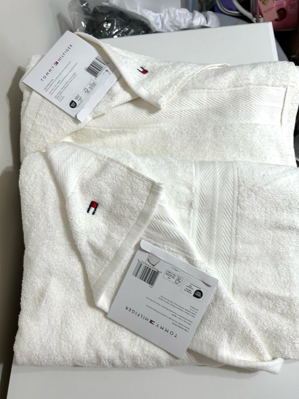 NWT Set of Two Tommy Hilfiger Bath Towels - Picture 5 of 5